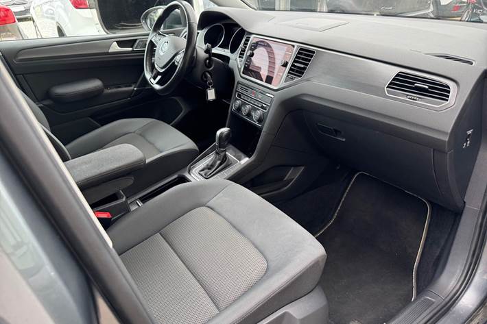Grå VW Golf Sportsvan fra 2018