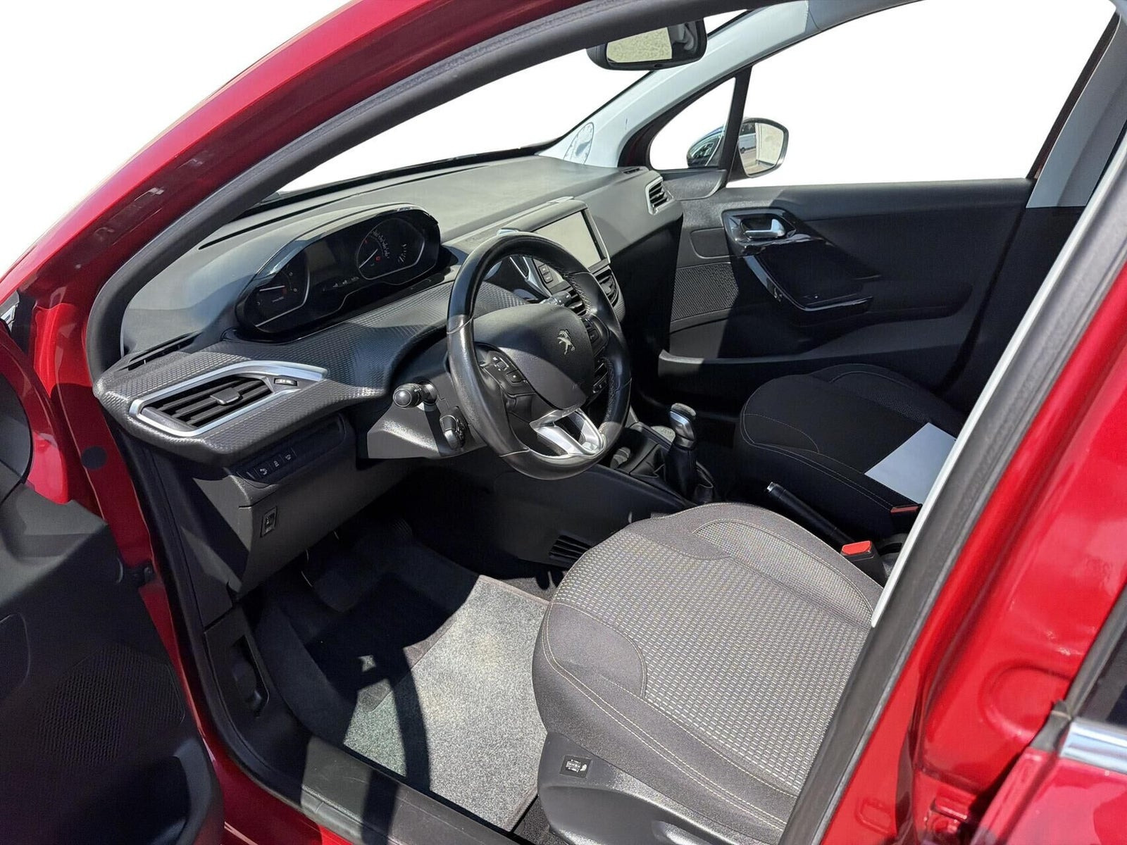 Rød Peugeot 208 fra 2016