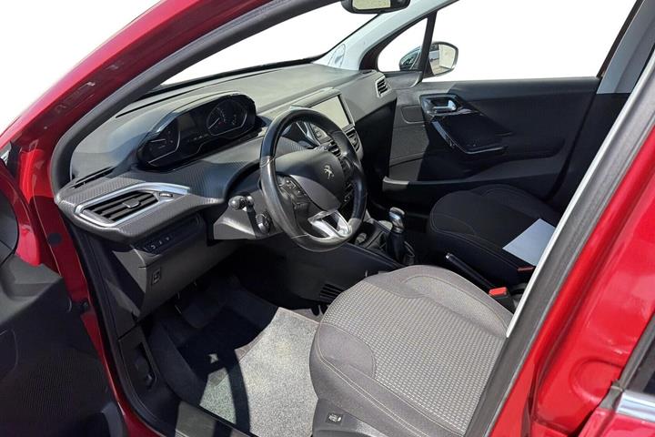 Rød Peugeot 208 fra 2016