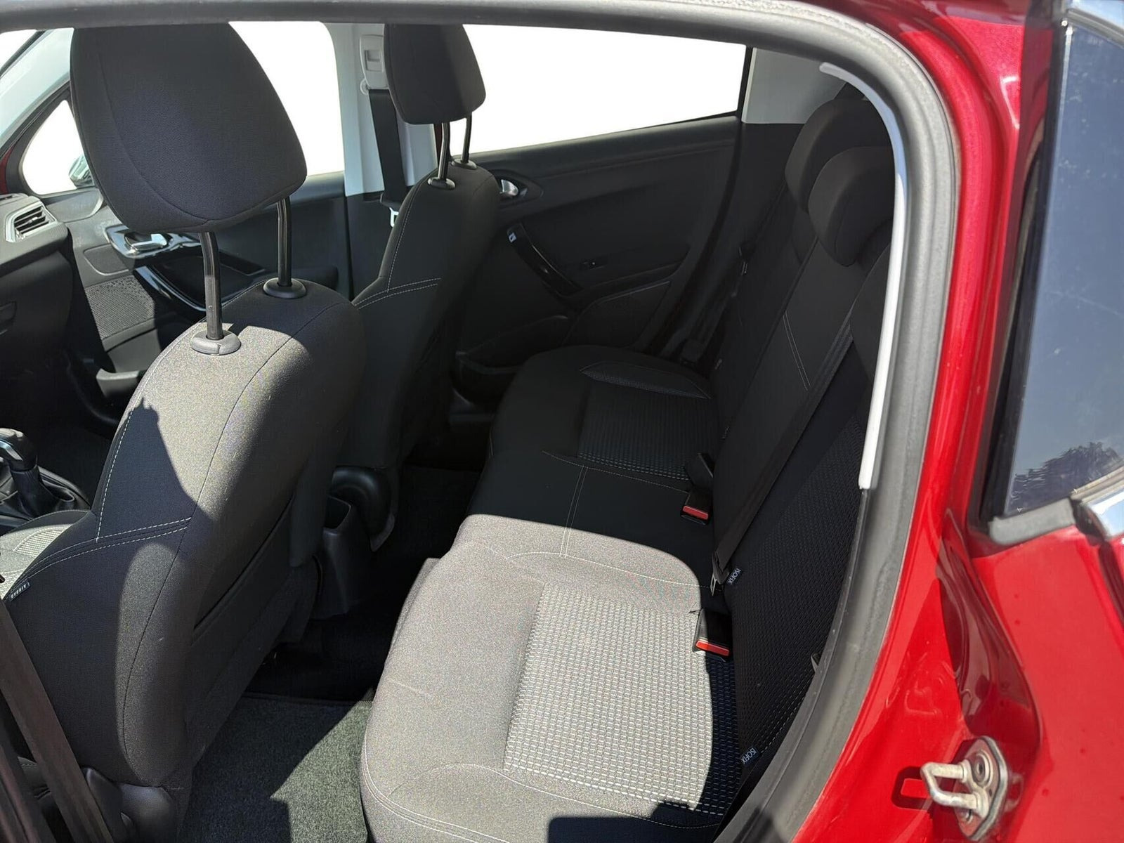 Rød Peugeot 208 fra 2016