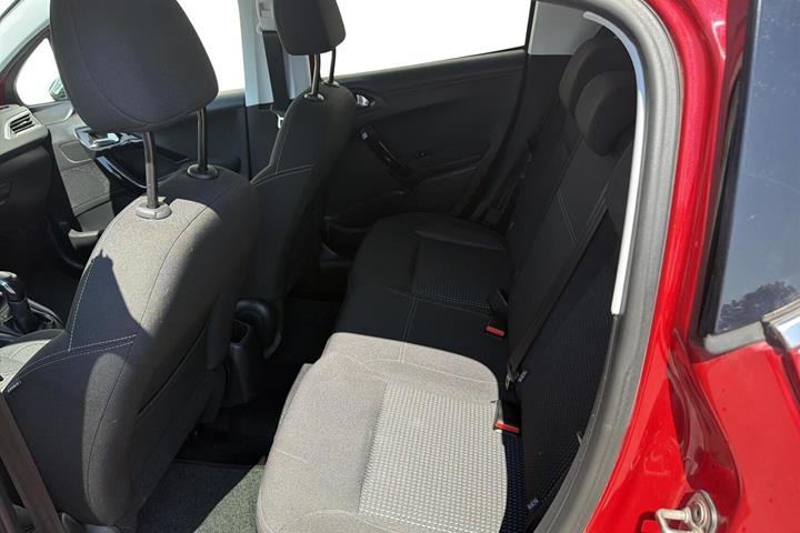 Rød Peugeot 208 fra 2016