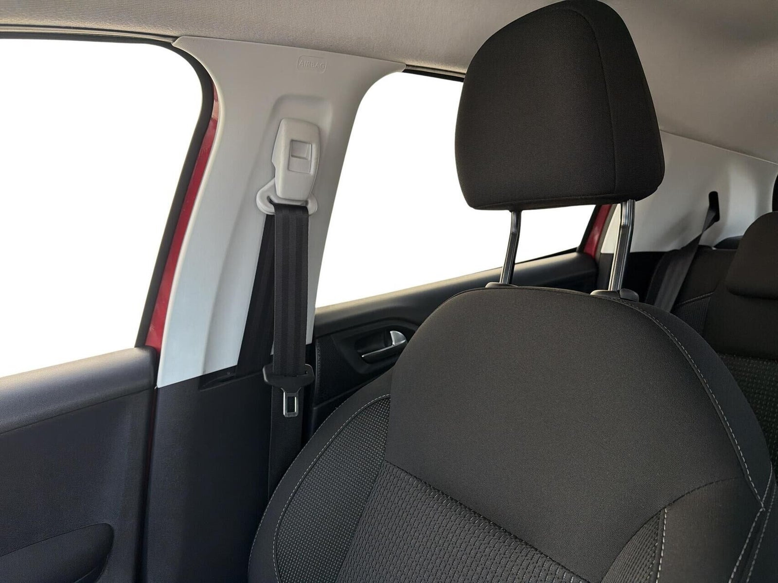 Rød Peugeot 208 fra 2016