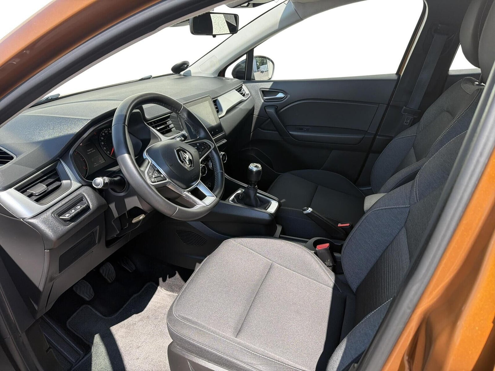 Orange Renault Captur fra 2020