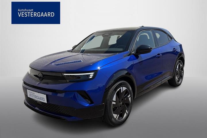 Blå Opel Mokka-e fra 2025 set udefra