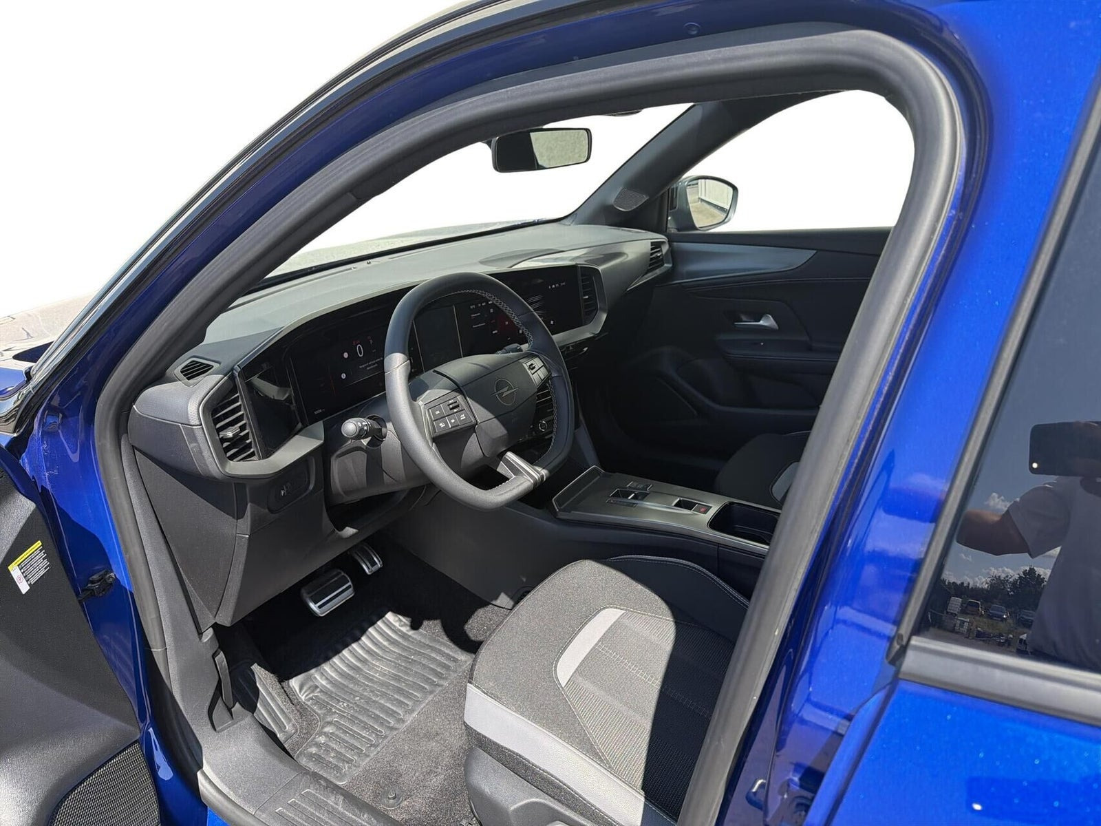 Blå Opel Mokka-e fra 2025