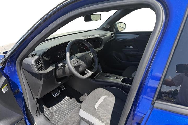 Blå Opel Mokka-e fra 2025