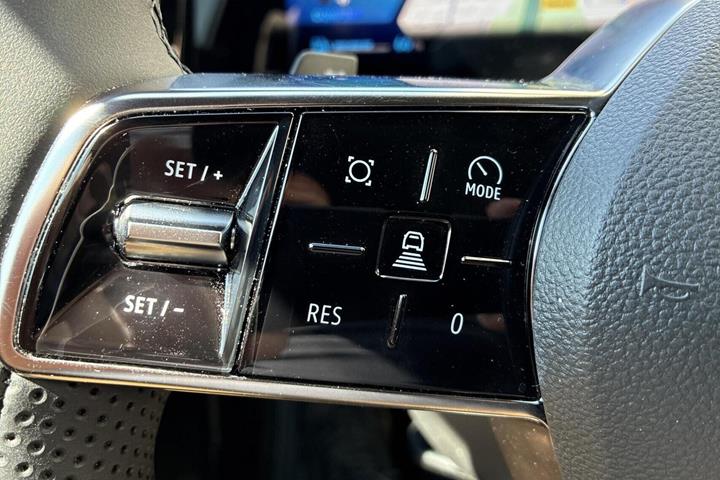 Rød Renault Scenic E-Tech fra 2025