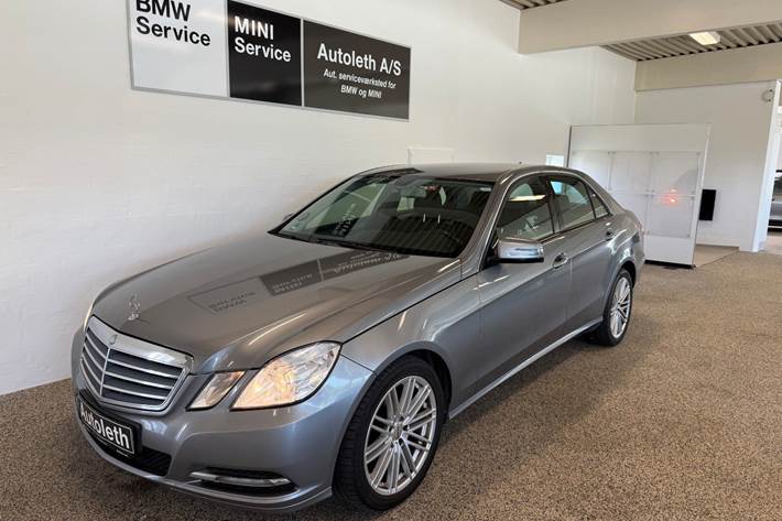 Grå Mercedes E200 fra 2011