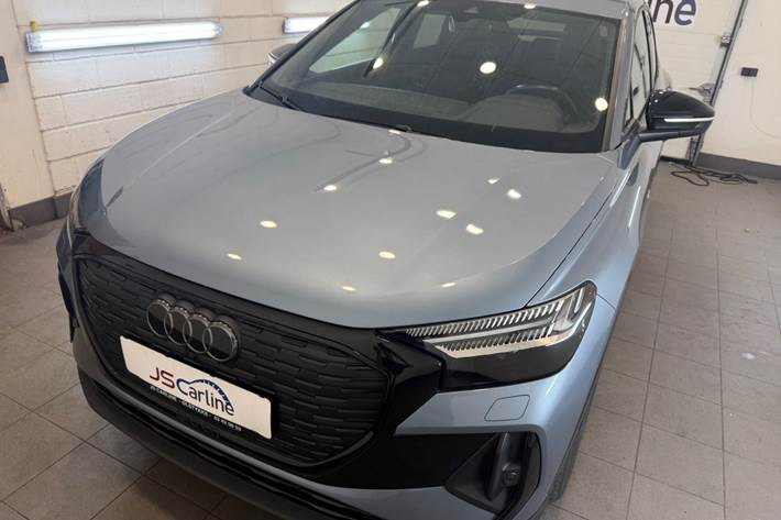Blå Audi Q4 e-tron fra 2024