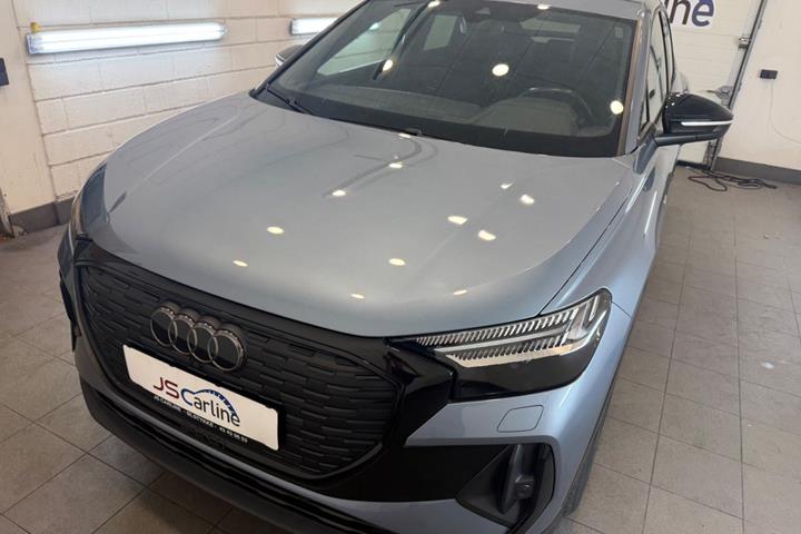 Blå Audi Q4 e-tron fra 2024 set udefra
