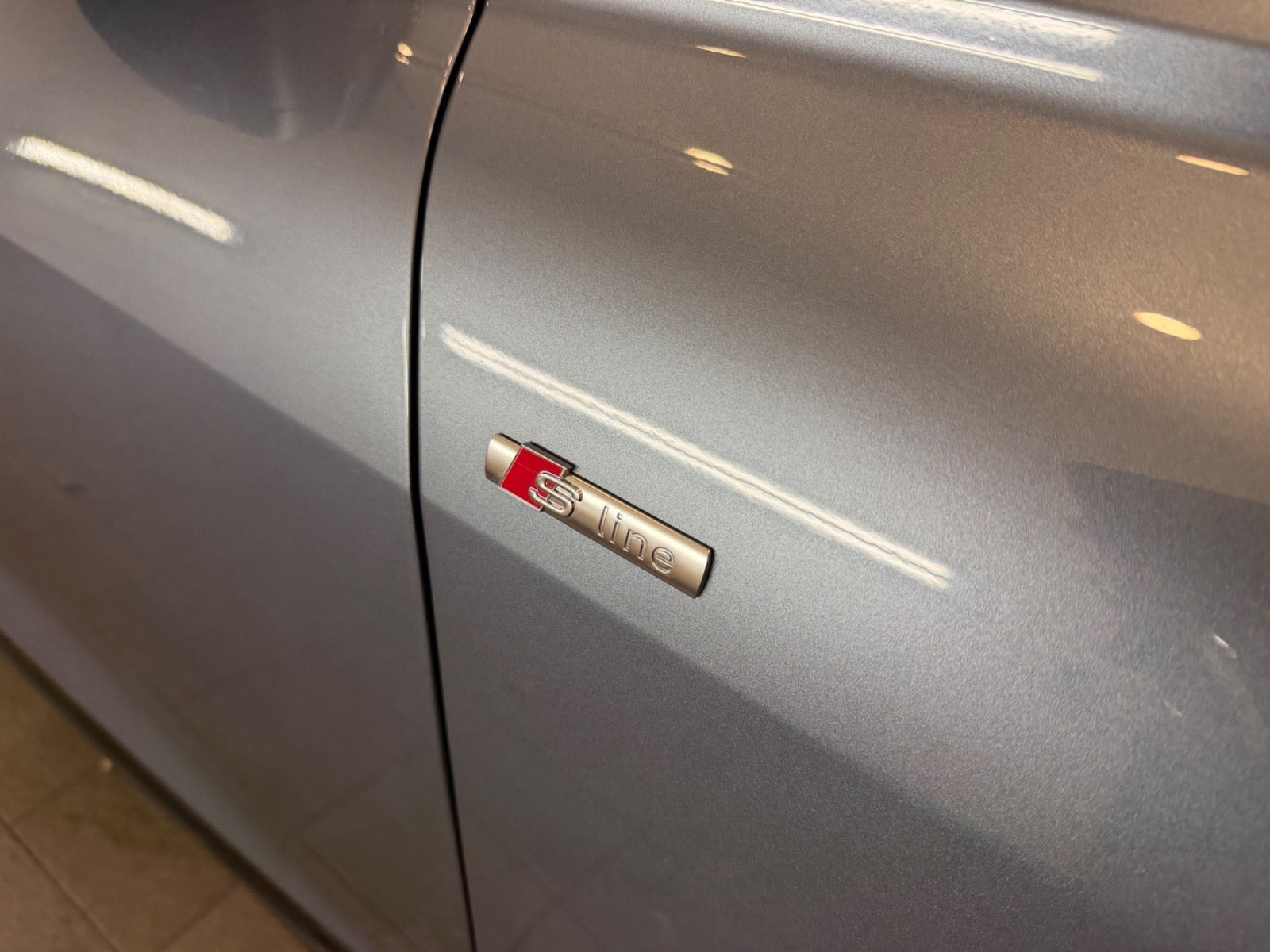 Blå Audi Q4 e-tron fra 2024