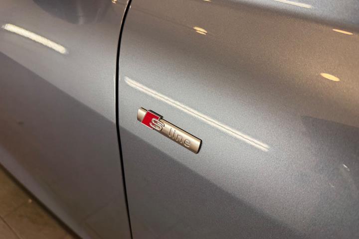 Blå Audi Q4 e-tron fra 2024