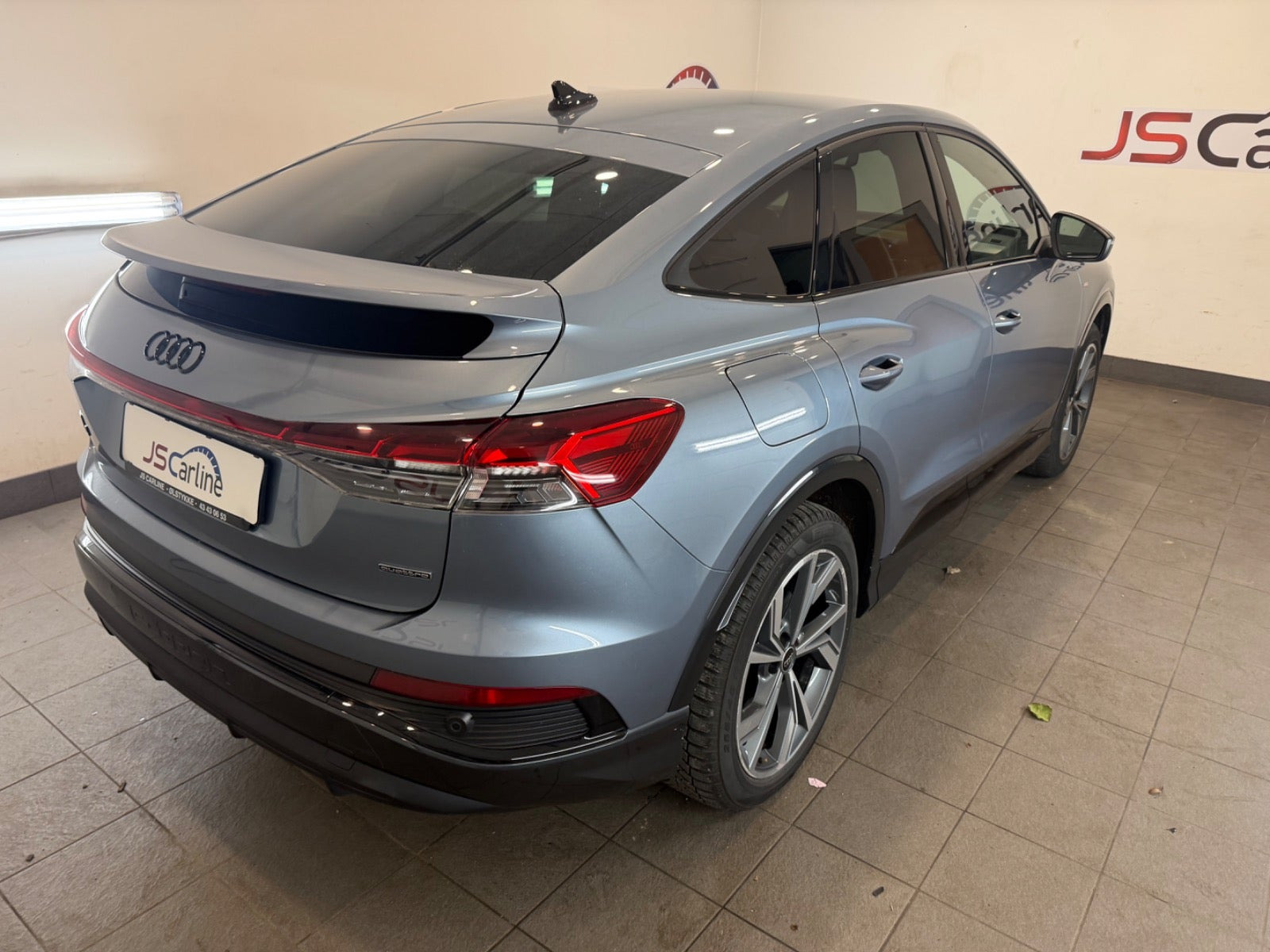 Blå Audi Q4 e-tron fra 2024
