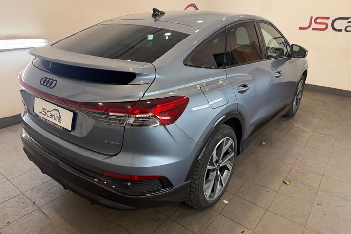 Blå Audi Q4 e-tron fra 2024