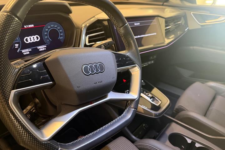 Blå Audi Q4 e-tron fra 2024