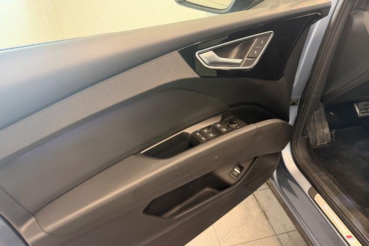 Blå Audi Q4 e-tron fra 2024