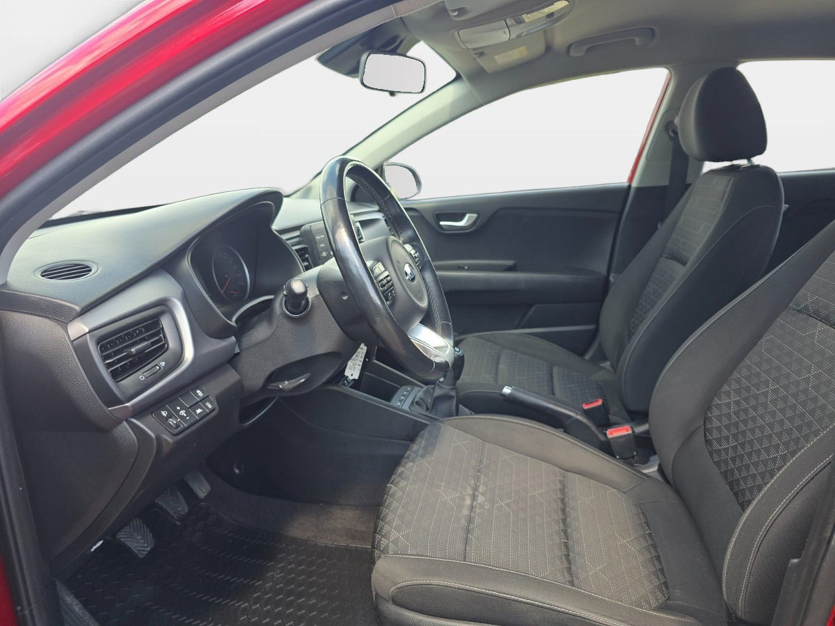 Rød Kia Rio fra 2017