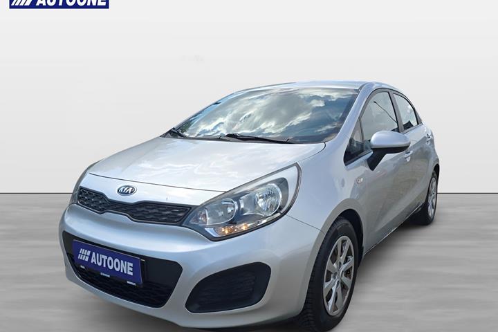 Sølv Kia Rio fra 2013 set udefra