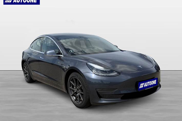 Grå Tesla Model 3 fra 2019