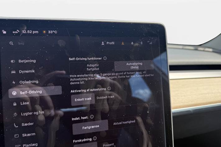Grå Tesla Model 3 fra 2019