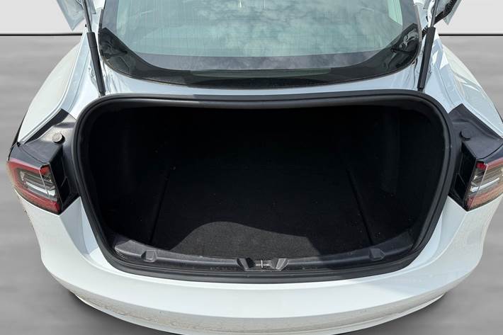 Hvid Tesla Model 3 fra 2019