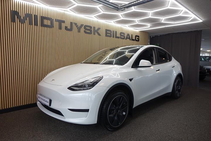 Hvid Tesla Model Y fra 2023