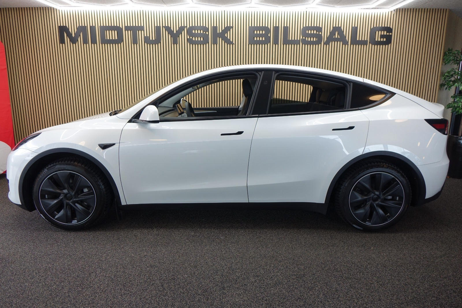 Hvid Tesla Model Y fra 2023