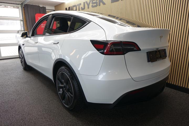 Hvid Tesla Model Y fra 2023