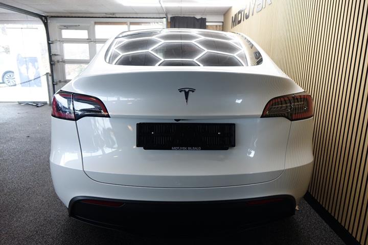 Hvid Tesla Model Y fra 2023