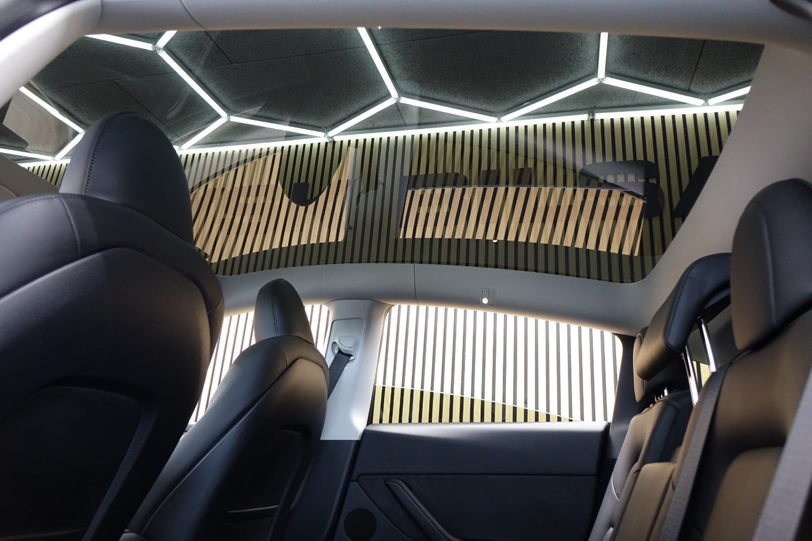 Hvid Tesla Model Y fra 2023