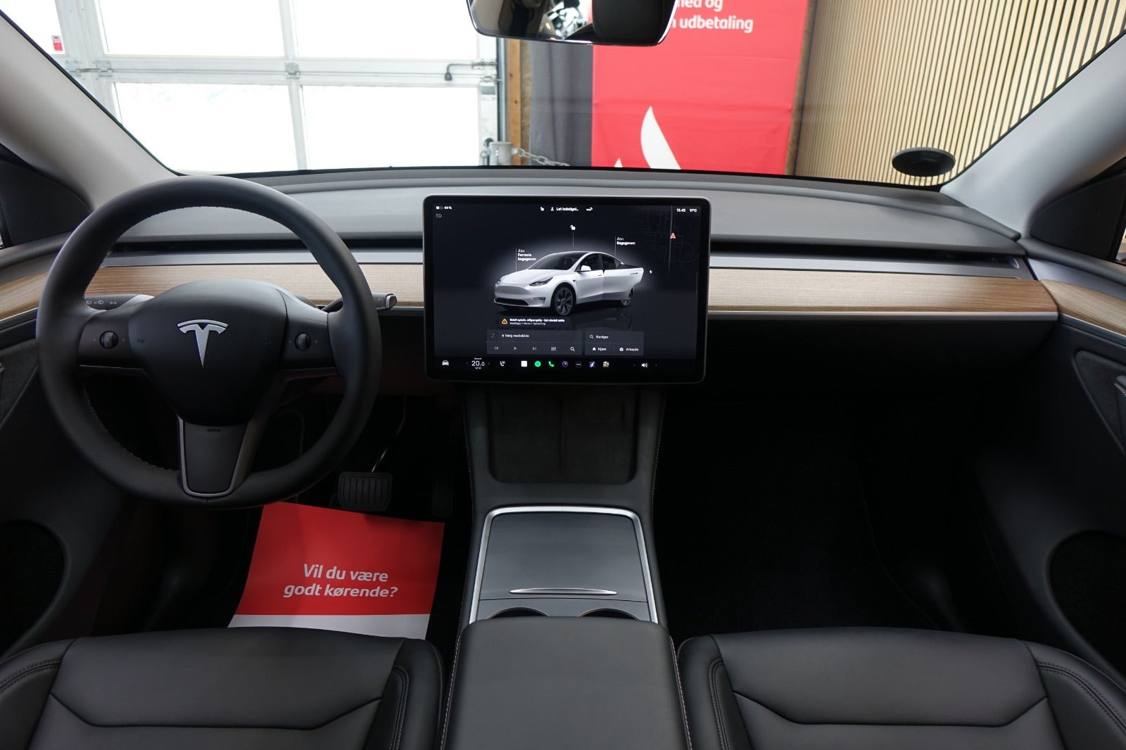 Hvid Tesla Model Y fra 2023