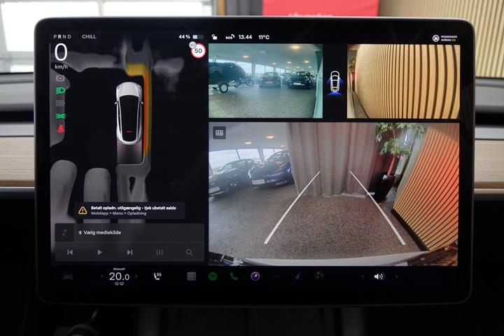 Hvid Tesla Model Y fra 2023
