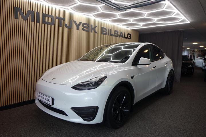 Hvid Tesla Model Y fra 2021 set udefra