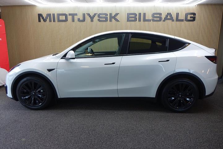 Hvid Tesla Model Y fra 2021