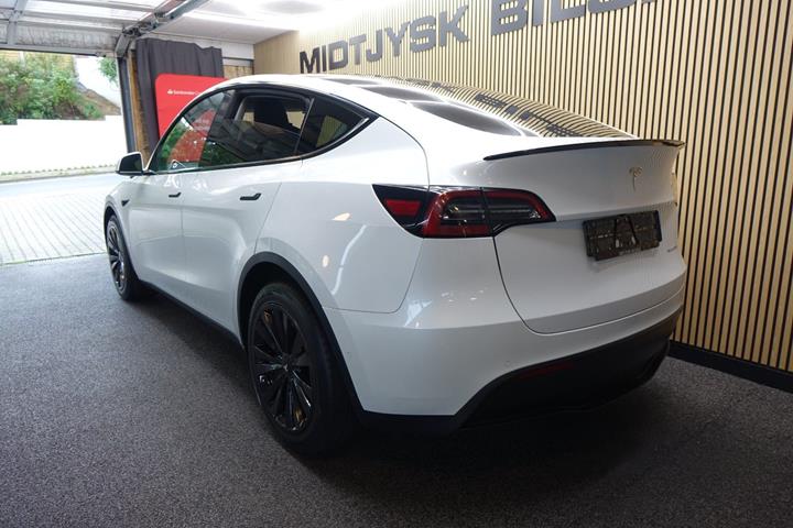 Hvid Tesla Model Y fra 2021