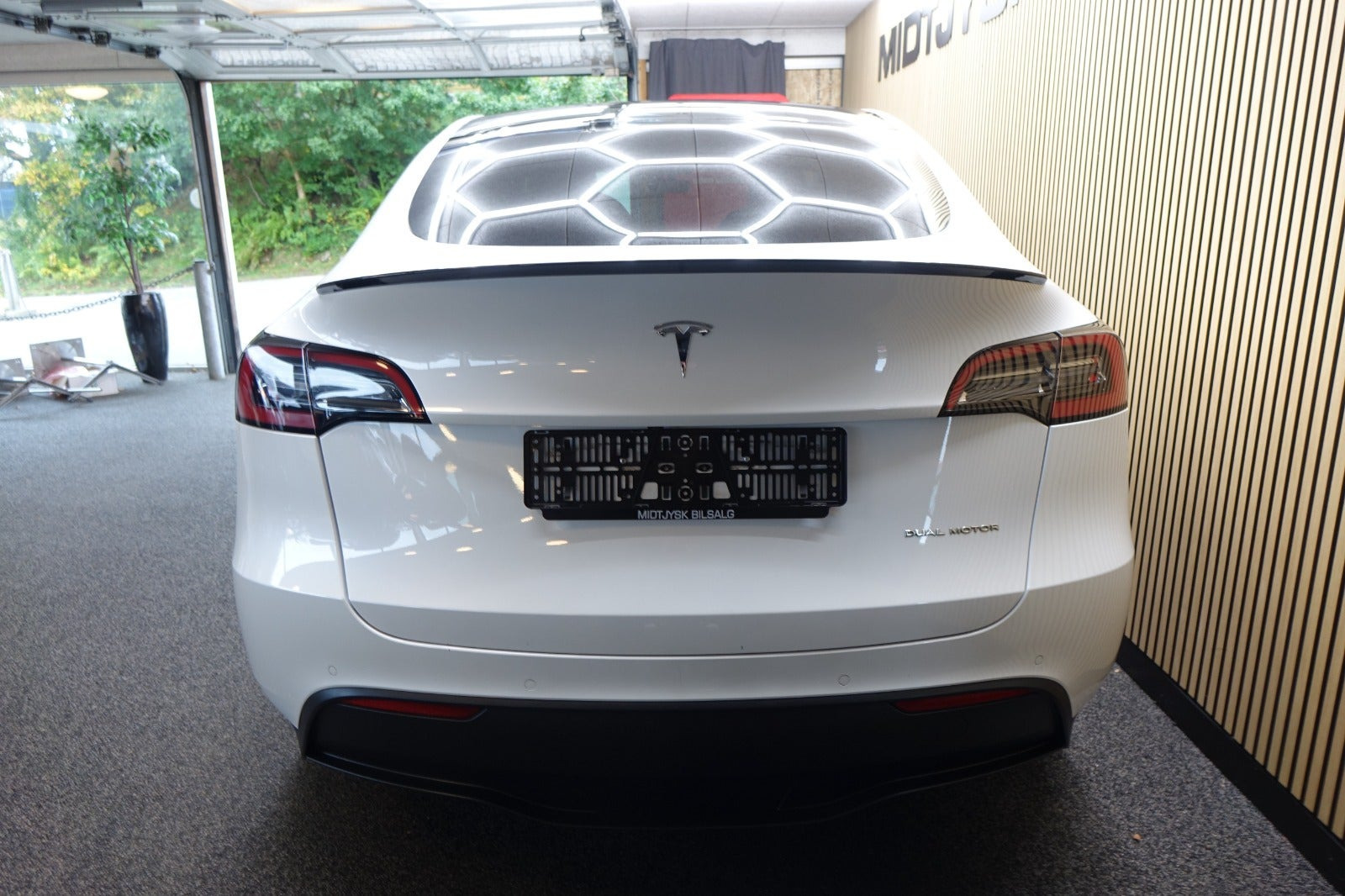 Hvid Tesla Model Y fra 2021
