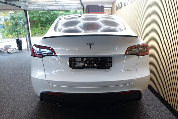 Hvid Tesla Model Y fra 2021