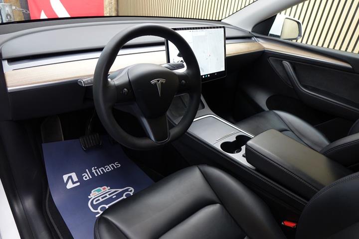 Hvid Tesla Model Y fra 2021