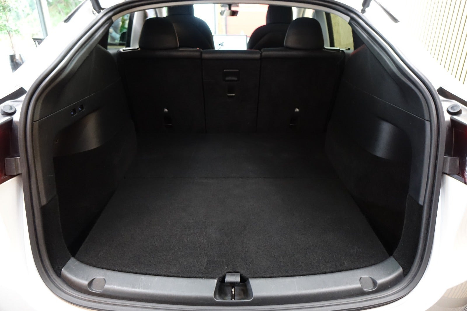 Hvid Tesla Model Y fra 2021