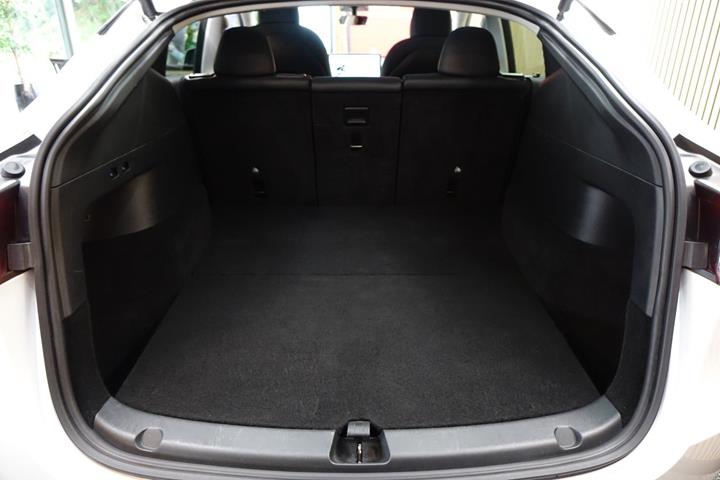 Hvid Tesla Model Y fra 2021