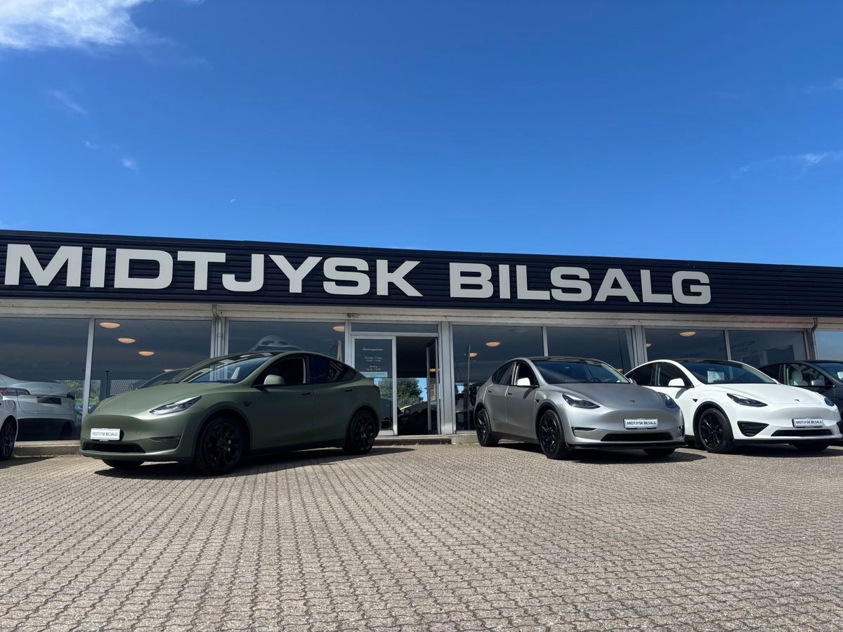 Hvid Tesla Model Y fra 2021