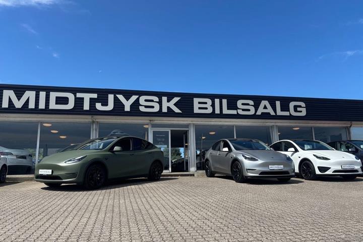 Blå Tesla Model Y fra 2024