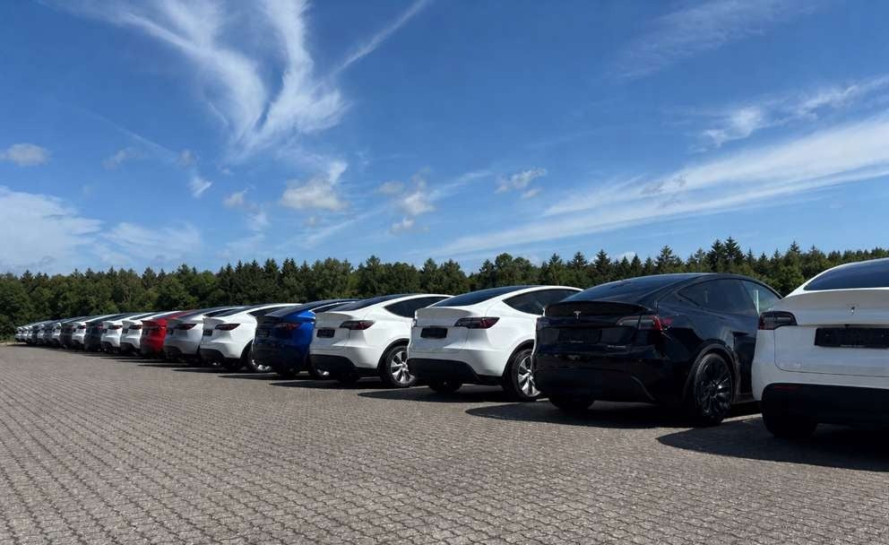 Blå Tesla Model Y fra 2024