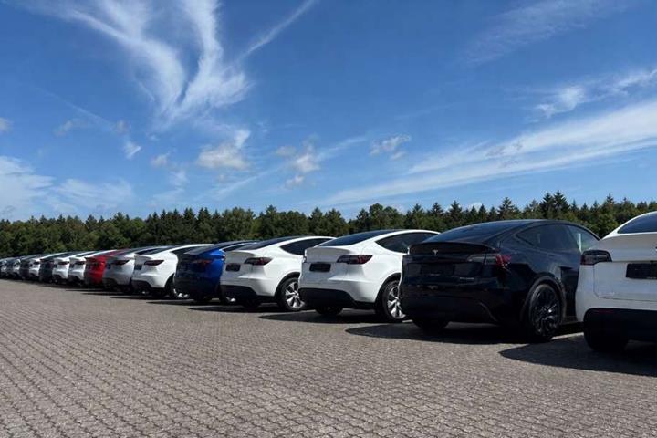 Blå Tesla Model Y fra 2024