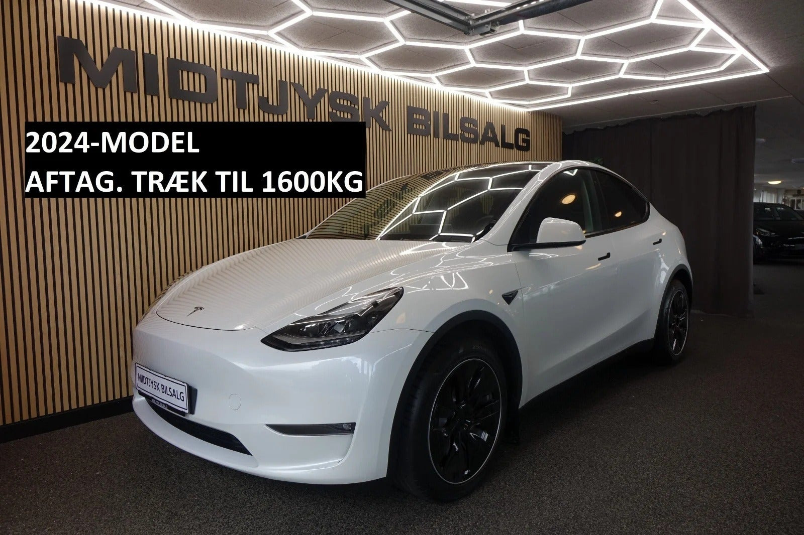 Hvid Tesla Model Y fra 2024