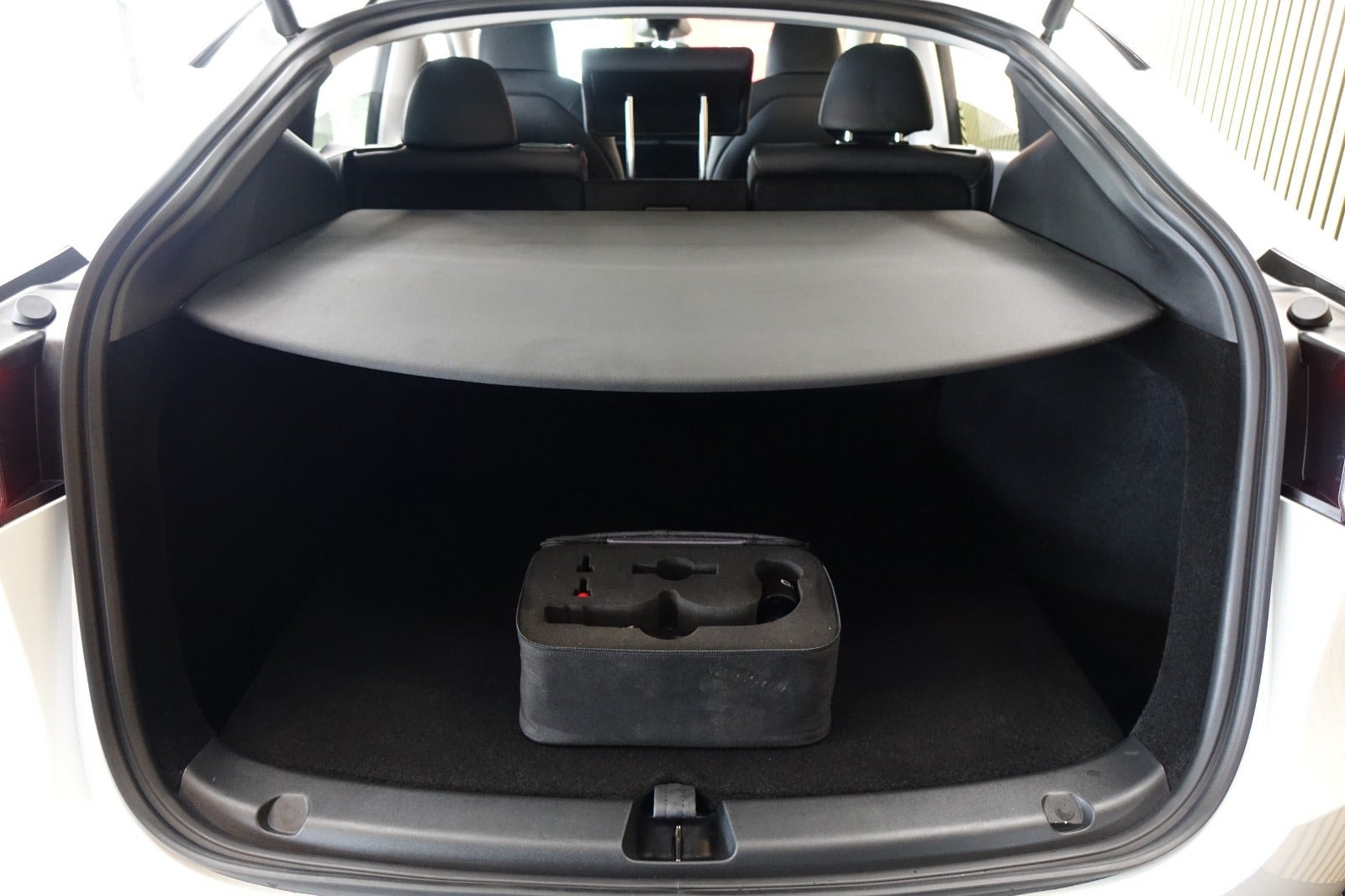 Hvid Tesla Model Y fra 2024