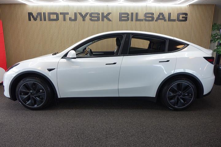 Hvid Tesla Model Y fra 2024