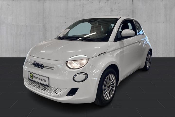Hvid Fiat 500e fra 2023 set udefra