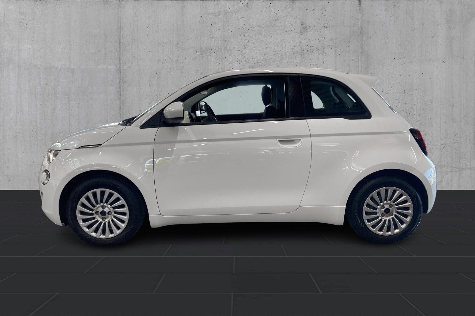 Hvid Fiat 500e fra 2023
