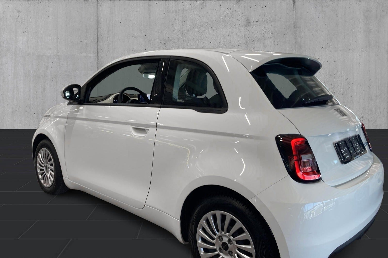 Hvid Fiat 500e fra 2023